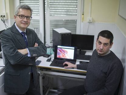 Carlos León de Mora (izquierda) y Diego Larios muestran una de las imágenes hiperespectral de la carne en la Universidad de Sevilla.