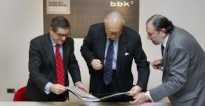 El presidente de la Fundación BBK, Mario Fernández, y el alcalde de Bilbao, Iñaki Azkuna, entregan ayer el convenio al director del Museo de Bellas Artes, Javier Viar. 