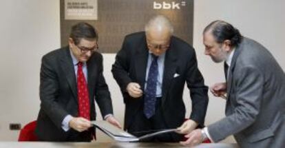 El presidente de la Fundación BBK, Mario Fernández, y el alcalde de Bilbao, Iñaki Azkuna, entregan ayer el convenio al director del Museo de Bellas Artes, Javier Viar.