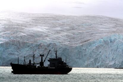 El paisatge antàrtic és brutal. Els glaciars estan en continu i imperceptible moviment fins que cauen al mar.