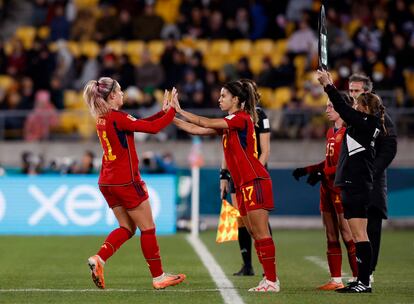 Alba Redondo entra al campo en sustitución de Alexia Putellas, en el partido de España ante Japón.