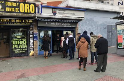 Varios vecinos de Parla hacían cola ayer para comprar décimos en la administración El Quijote.