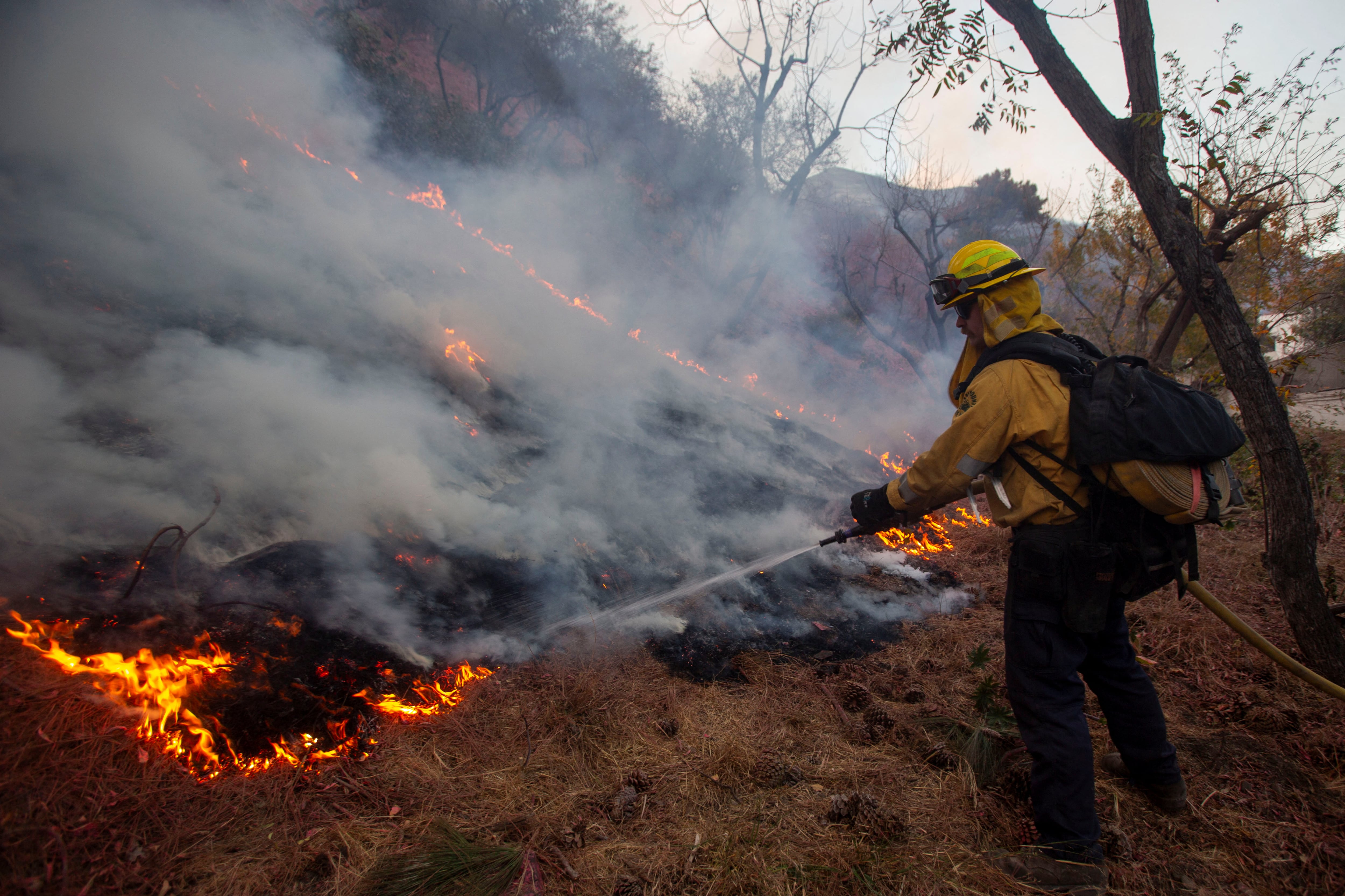 Incendios en California, en vivo | El viento aumenta y dificulta la lucha contra los fuegos que cumplen una semana ardiendo