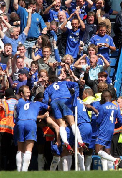 Los jugadores del Chelsea celebran el título en un córner de Stamford Bridge.