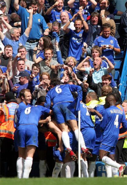 Los jugadores del Chelsea celebran el título  en un córner de Stamford Bridge.