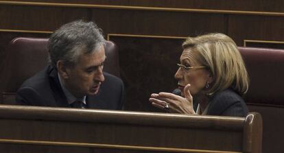 La líder de UPyD, Rosa Díez, conversa con el diputado socialista, Ramón Jáuregui, la semana pasada, en el Congreso.