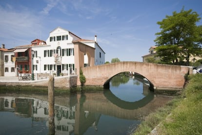 Malamocco,en la parte central de la isla del Lido, conforma una peque?a Venecia en miniatura, con canales y los mismos leones de San Marcos sobre las fachadas medievales incluidos.