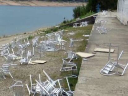 Lanzaron por la barandilla 22 mesas y 88 sillas, causando daños por más de 12.000 euros