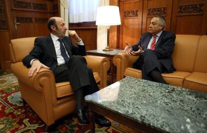 Reuni&oacute;n en el Congreso. Rubalcaba y Pere Navarro seguir&aacute;n defendiendo la reforma de la Constituci&oacute;n, a pesar del rechazo del PP, porque consideran que es la &uacute;nica manera de solucionar la crisis soberanista en Catalu&ntilde;a.