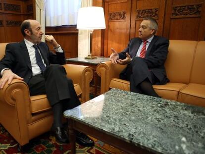 Reunión en el Congreso. Rubalcaba y Pere Navarro seguirán defendiendo la reforma de la Constitución, a pesar del rechazo del PP, porque consideran que es la única manera de solucionar la crisis soberanista en Cataluña.