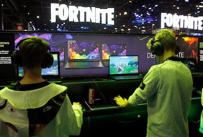 Dos jóvenes jugando al Fortnite en París (Francia)