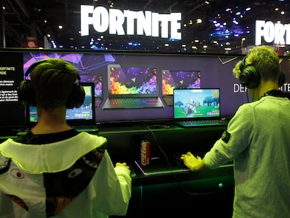 Dos jóvenes jugando al Fortnite en París (Francia)