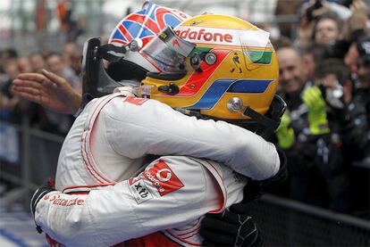 McLaren responde al dominio pleno de Red Bull en la calificación con su primer doblete de 2010.- Button copó el podio, por delante de su compañero Lewis Hamilton, que firmó una gran carrera