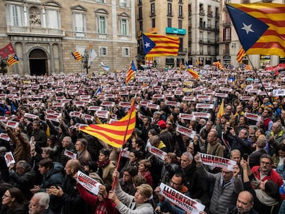 Manifestantes frente al edificio de la Generalitat de Catalunya en Barcelona.