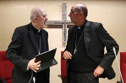 Carlos Osoro con Juan José Omella, en la Asamblea Plenaria de la Conferencia Episcopal en Madrid el pasado 25 de abril.