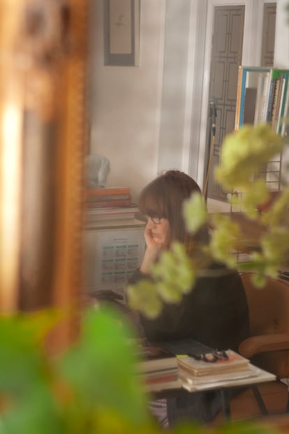 La Bien Querida trabaja en su escritorio.
