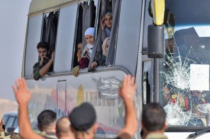 Los autobuses que transportan residentes y combatientes de Fua y Kefraya llegan al territorio controlado por el régimen sirio.