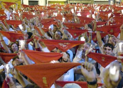 Miles de pa?oletas, velas encendidas y el canto del tradicional <i>Pobre de m</i> despiden los sanfermines 2003.