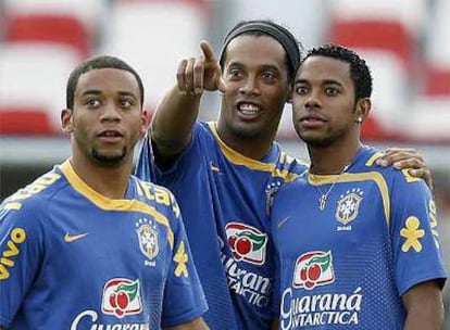 De izquierda a derecha, Marcelo, Ronaldinho y Robinho durante la concentración de Brasil para el partido contra Perú.