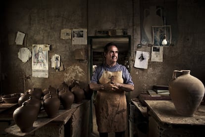 Aprendió el oficio con sus padres a los 11 años. Viene de tradición, desde su bisabuelo, abuelo, padres y tíos. Lo que más ha hecho son utensilios para la miel. Ya a los 14 años hacia más de 500 piezas al día. Para él el oficio significa toda su vida, pero ve un futuro oscuro porque las cosas utilitarias ya no se venden y en el pueblo, que tenía más de 20 alfarerías, ya solo queda él.