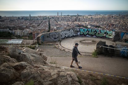 Els búnquers del Carmel, normalment plens de turistes, són un lloc de passeig per als barcelonins durant la fase 0.