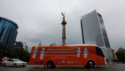 El autobús de la organización antiderechos CitizenGo en México.