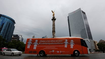 El autobús de la organización antiderechos CitizenGo en México.