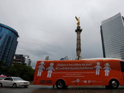 El autobús de la organización antiderechos CitizenGo en México.