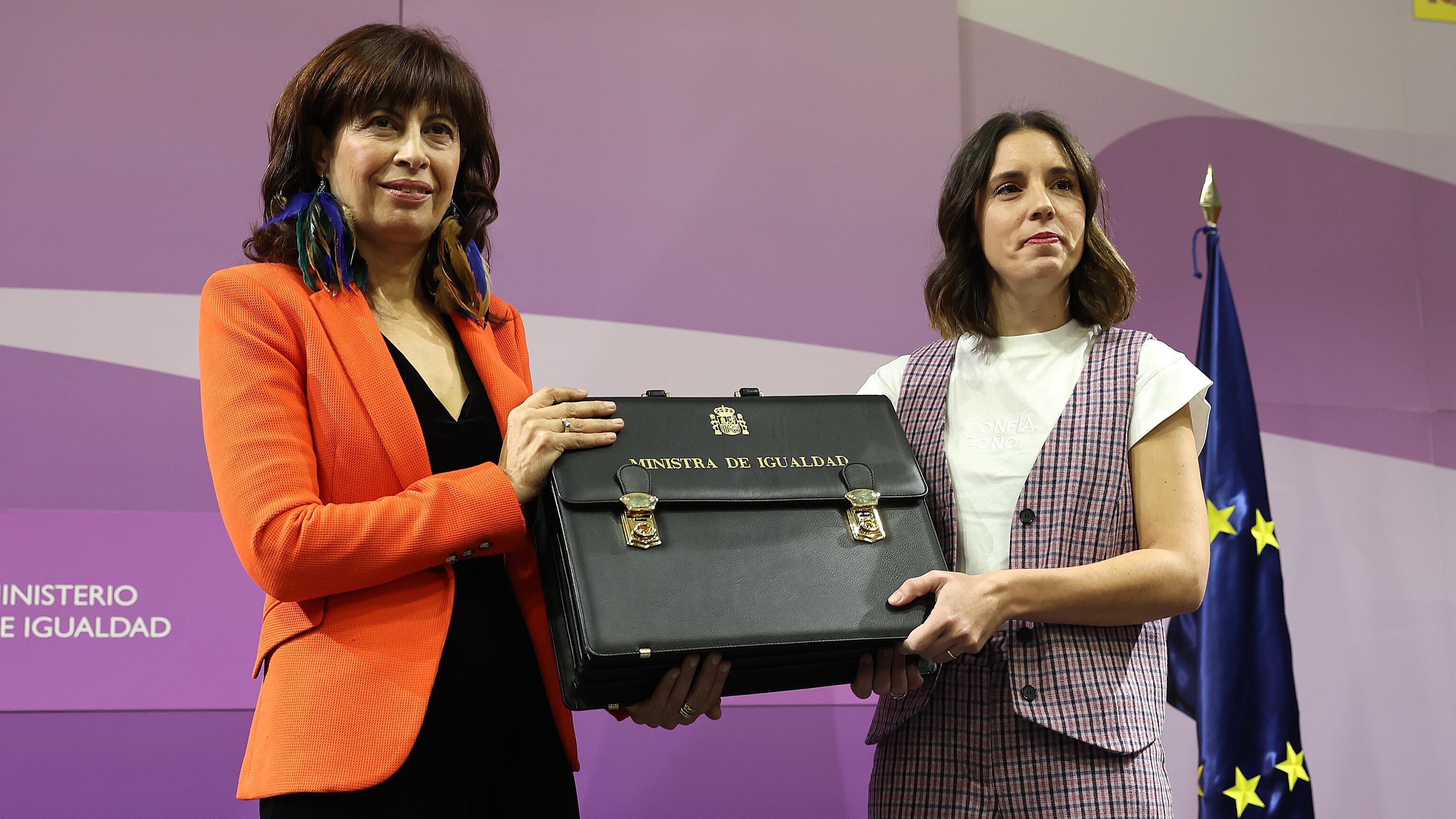 Irene Montero, última ministra de Igualdad, durante el traspaso de la cartera a la nueva titular del ramo, Ana Redondo.