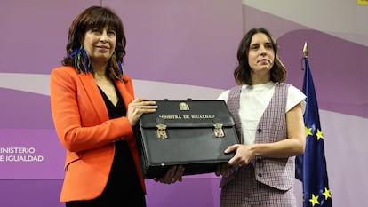 Irene Montero (derecha) entrega la cartera de igualdad a la nueva ministra, Ana Redondo, el martes.