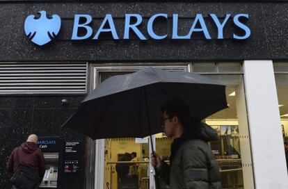 Un hombre pasa por delante de una sucursal del Barclays.