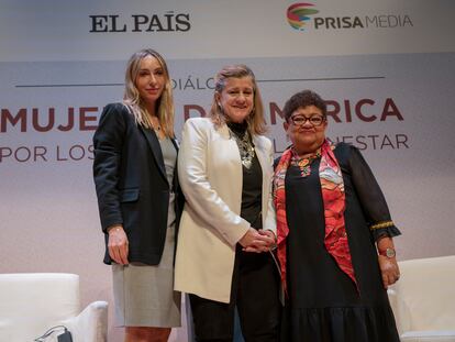 La moderadora Valeria Santos junto a Ana María Salazar y Ernestina Godoy en el diálogo 'Mujeres de América por los derechos y el bienestar' este miércoles en Ciudad de México.