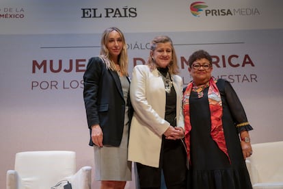 La moderadora Valeria Santos junto a Ana María Salazar y Ernestina Godoy en el diálogo 'Mujeres de América por los derechos y el bienestar' este miércoles en Ciudad de México.