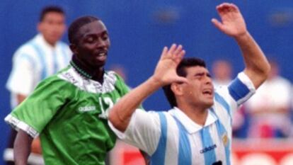 Maradona cae ante un rival en el Argentina-Nigeria de 1994.