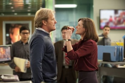 Jeff Daniels y Emily Mortimer, en 'The Newsroom'