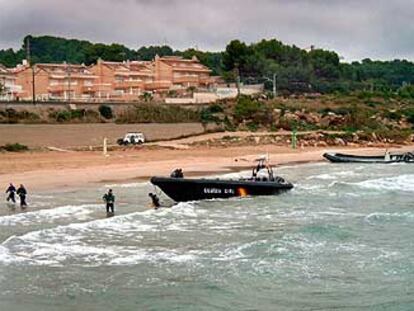 Rescatan la barca de salvamento de la Guardia Civil