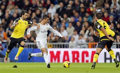 Cristiano intenta sortear el marcaje de Pareja y Carrizo