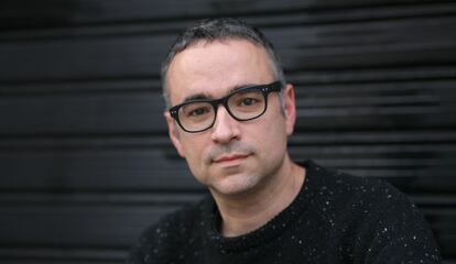 La novel·la de Xavi Sarrià és una història d’uns anys noranta de barris, ànsies i música, sobretot música.
