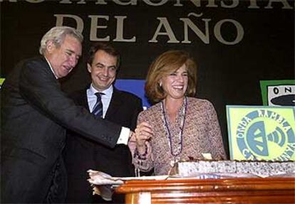 Ana Botella, José Luis Rodríguez Zapatero y Luis del Olmo, durante la entrega de los Premios Protagonistas del 2002.