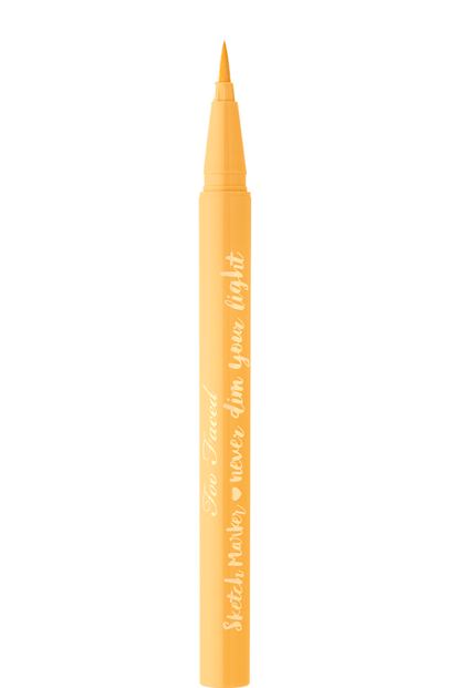 Too Faced se inspira en la caligrafía japonesa para traerte el Sktech Marker, un eyeliner líquido que permite un trazado de pincel sin esfuerzo. Disponible en varios colores, este es 'Canary Yellow' (16 euros aprox.)