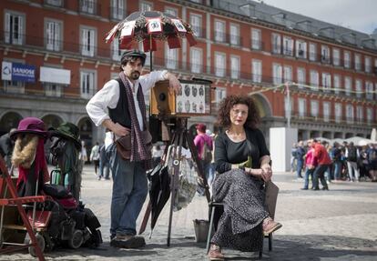 Los fotógrafos minuteros Héctor Gomila y Eva Satién en la Plaza Mayor de Madrid.