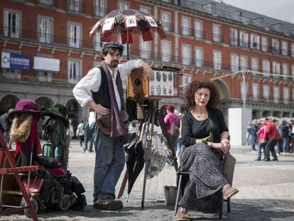 Los fotógrafos minuteros Héctor Gomila y Eva Satién en la Plaza Mayor de Madrid.