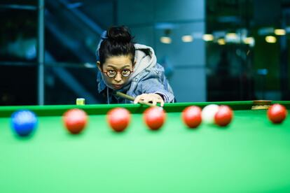 Ng On-yee, campeona mundial de skooker, durante un entrenamiento en Hong Kon (China).