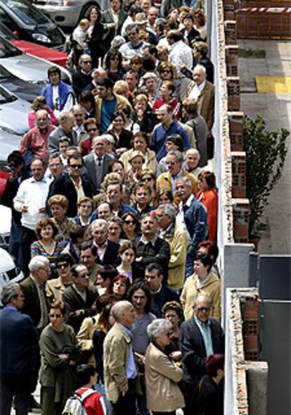 Las colas de visitantes del recinto del Born persistieron durante toda la mañana.