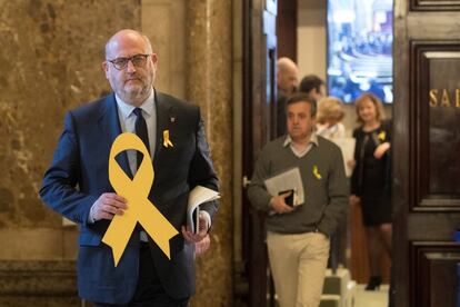 El líder de JxCat, Eduard Pujol, sale de la reunión previa mantenida por Junts per Catalunya, minutos antes de que de iniciarse el pleno en el Parlament.