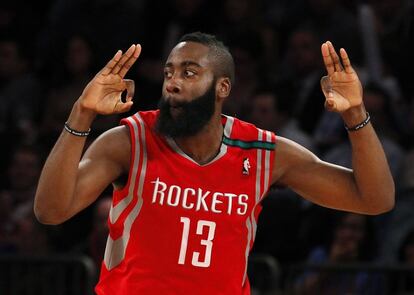 James Harden hace la señal de triple tras anotar una canasta desde la línea de tres contra los New York Knicks.