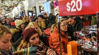 Turistas de compras en el establecimiento de Macy´s en Nueva York