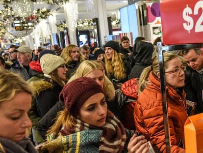 Turistas de compras en el establecimiento de Macy´s en Nueva York