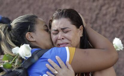 Familiar de vítima da tragédia é consolada por voluntária durante missa em homenagem às vítimas, no dia 31 de janeiro 
 