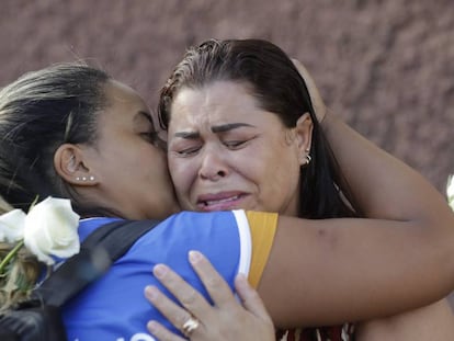 Familiar de vítima da tragédia é consolada por voluntária durante missa em homenagem às vítimas, no dia 31 de janeiro 
 